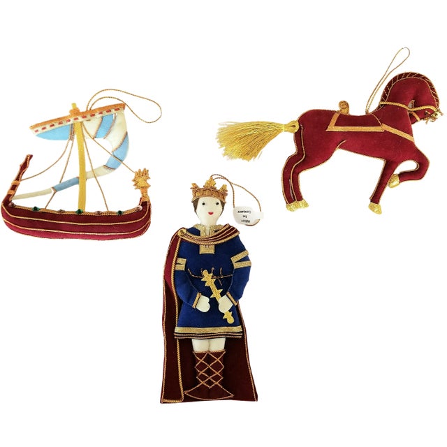 Red Vintage Royal Collection William Shakespeare With Jesters Christmas Ornaments - Set of 3 For Sale - Image 8 of 8