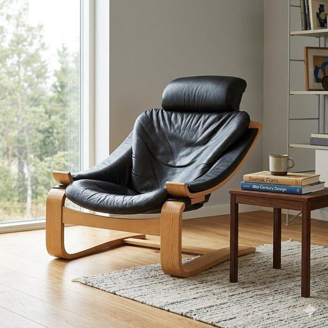 Armchair with seat and backrest in foam, upholstered in leather and supported by a curved wooden structure. Good...