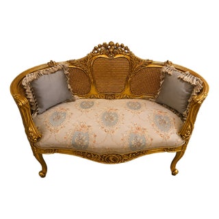 French Louis XV Style Gilded Bench – Light Blue Damask Upholstery & Decorative Cushions For Sale