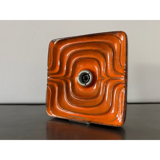 This square wall lamp is an original piece from the Pop Art era of the 1970s. Its striking design, featuring a concentric...