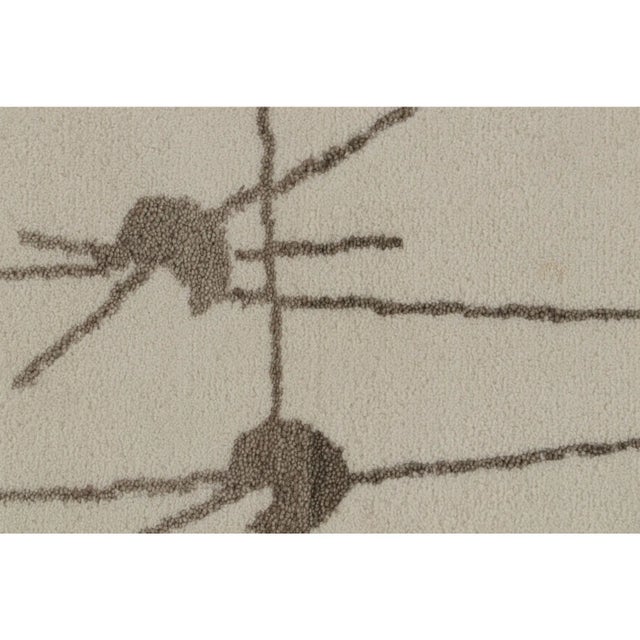 Rug & Kilim’s White Minimalist Mid-Century Modern Style Rug in Geometric Pattern For Sale In New York - Image 6 of 7