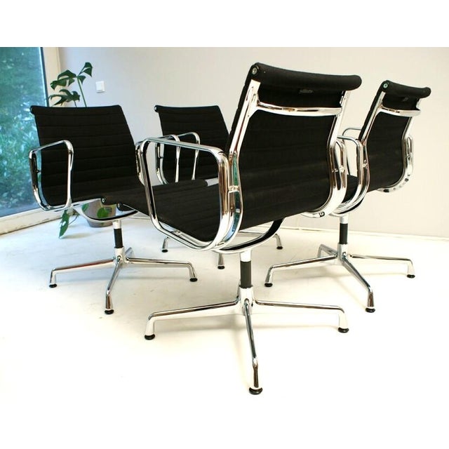 Vitra Aluminum Chairs in Hopsak Black by Charles and Ray Eames for Vitra, Set of 4 For Sale - Image 4 of 15