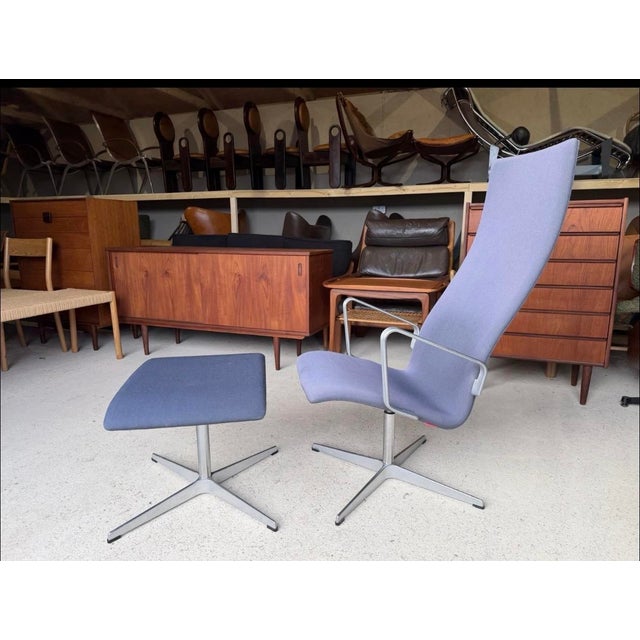 Mid-Century Modern Set of Oxford Swivel Lounge Chair and Ottoman by Arne Jacobsen for Fritz Hansen For Sale - Image 3 of 17
