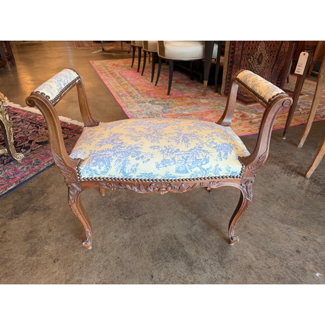 French Provincial Vintage French Louis XV Style Toile De Jouy Carved Window Bench For Sale - Image 3 of 9