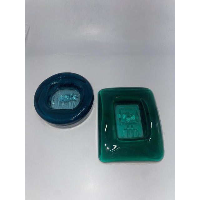 Set of 2 Ashtrays/Decorative ''Robot'' trays by Erik Höglund from the 1960's. Emerald Green Tray - 11x11 CM Blue Tray - 9...