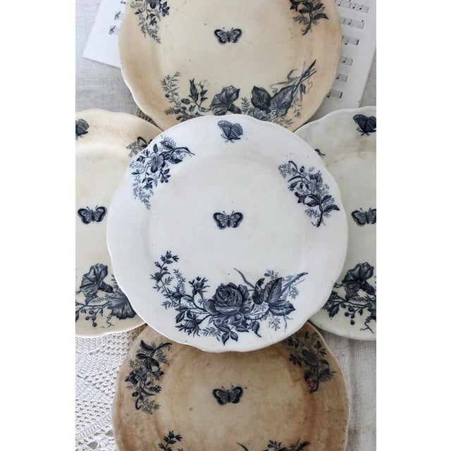 Exceptional suite of 5 flat plates from the Onnaing earthenware factory, which was located in the North of France. They...