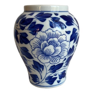 Small Chinese Porcelain Blue and White Vase For Sale