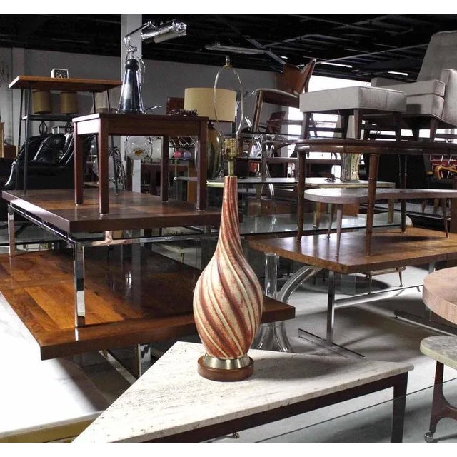 Very nice Mid-Century Modern twisted pattern pottery table lamp. Red white brown.