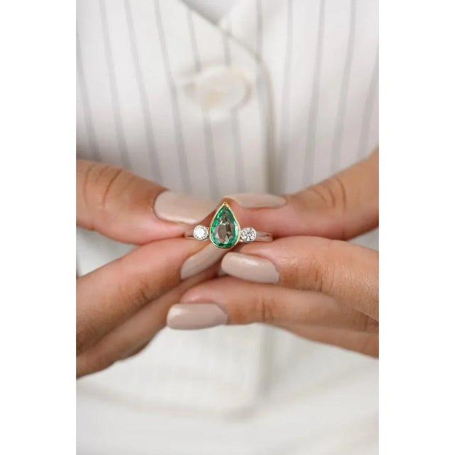 Art Deco 18k Solid White Gold Pear Cut Emerald Diamond Trinity Ring Size 7 For Sale - Image 3 of 9