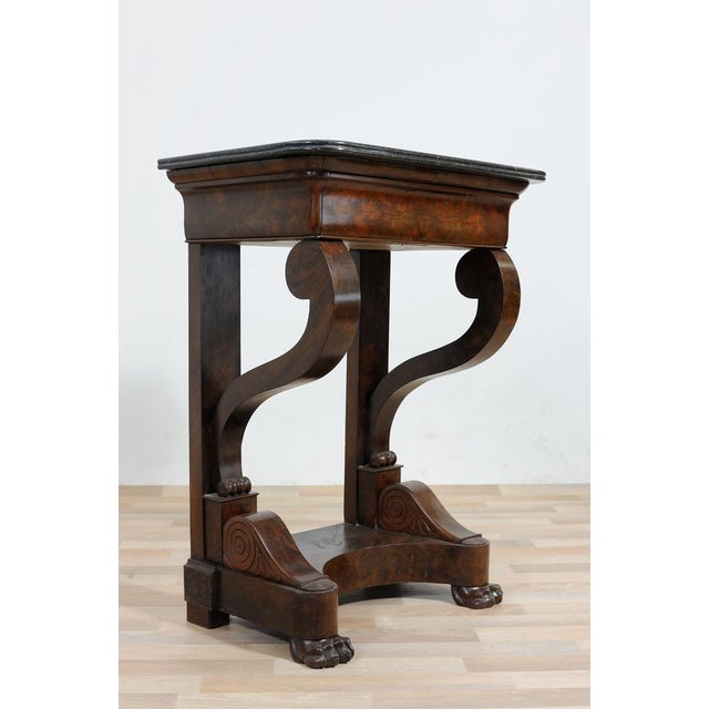 Console, Charles X, of small dimensions,in mahogany and mahogany feather,of French origin,first half of 1800s. Marble...