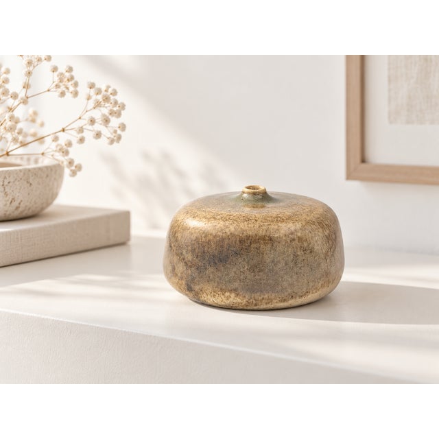 An extraordinary UFO-shaped ceramic vase by Gotlind & Gerald Weigel from the 1970s. Its sculptural, minimalist form and...