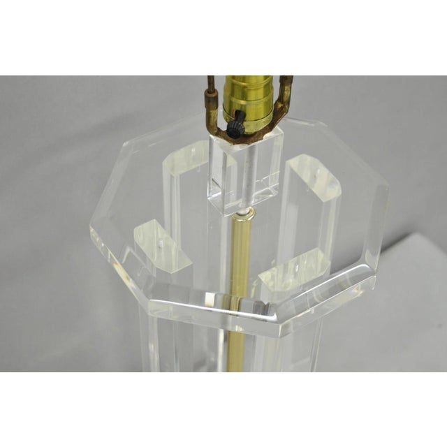 Mid 20th Century Vintage Mid Century Modern Clear Lucite & Brass Sculptural Modernist Table Lamp For Sale - Image 5 of 12