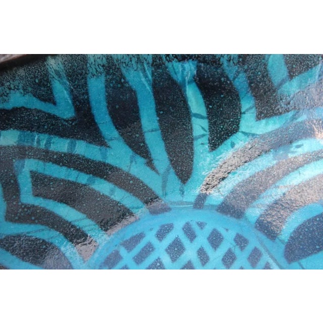 This great enamel bowl from the 1950s is chic and elegant.