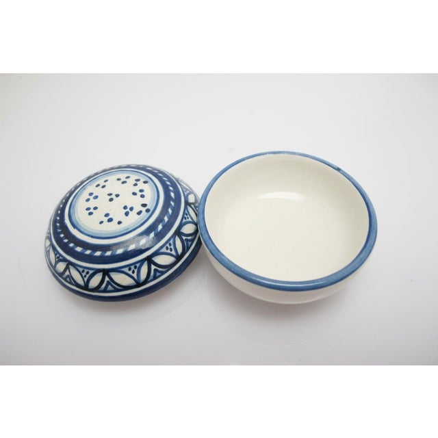 Deruta Orvieto Italian Blue & White Maiolica Pottery Small Lidded Trinket Dish For Sale In Portland, OR - Image 6 of 7