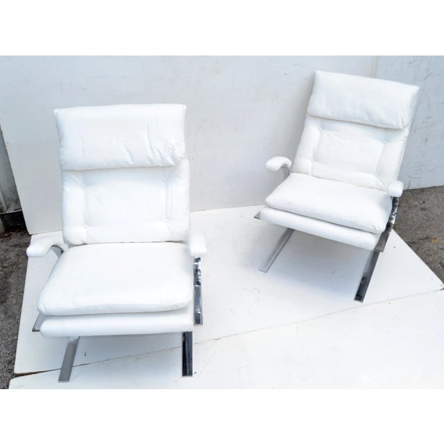 Mid-Century Modern Pair of Saporiti Style Cantilever Lounge Chair Off White Bouclé Upholstery 1980 For Sale - Image 3 of 13