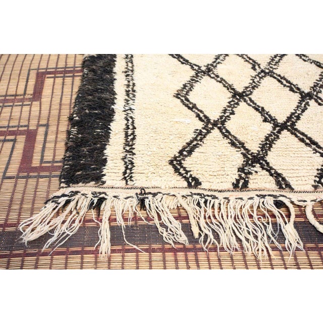 Textile Vintage Moroccan Beni Ouarain Rug, Hand-Woven Wool, 1940 For Sale - Image 7 of 11
