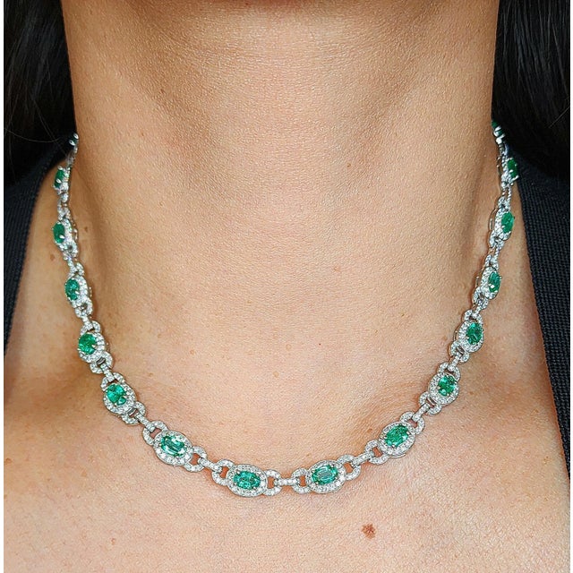 A remarkable platinum necklace combining modern elegance with timeless sophistication. This exquisite piece features 23...