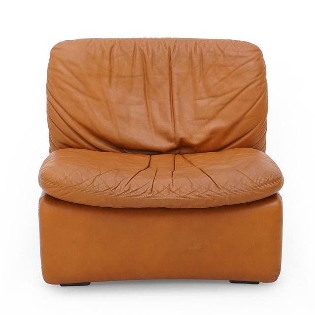 "Selene" model armchairs produced by the B&T industrial group Salotti in the 70s. Wall structure Wall organic shape padded...