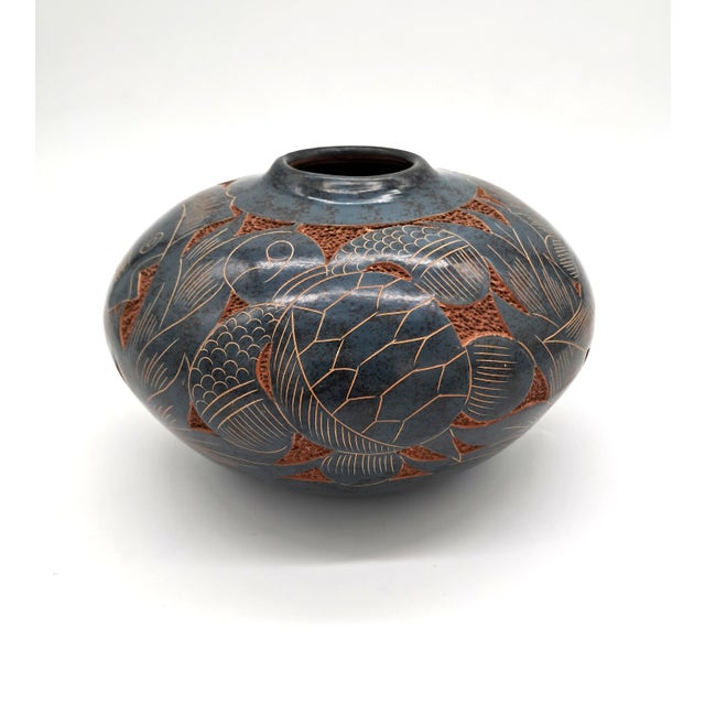 Teal Signed Emir Calero Nicaraguan Pottery Vase, Hand-Carved Fish Design For Sale - Image 8 of 12