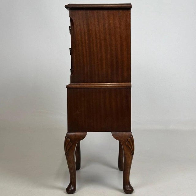 Antique Early 20th Century English Edwardian Mahogany Chest of Drawers For Sale - Image 4 of 13
