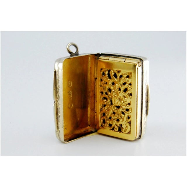 George IV Silver and Gold Vinaigrette Box with Lid Engraving For Sale - Image 4 of 11