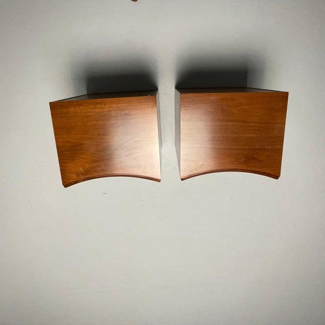 Paul Frankl, Mid-Century Modern, Concave Nightstands, Walnut, Brass, Usa 1950s For Sale In New York - Image 6 of 8