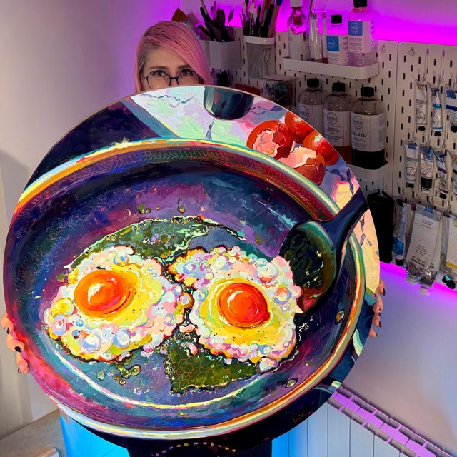 Contemporary Crispy Eggs by Alai Ganuza | Oil Painting and Acrylic of two fried eggs in a pan For Sale - Image 3 of 3