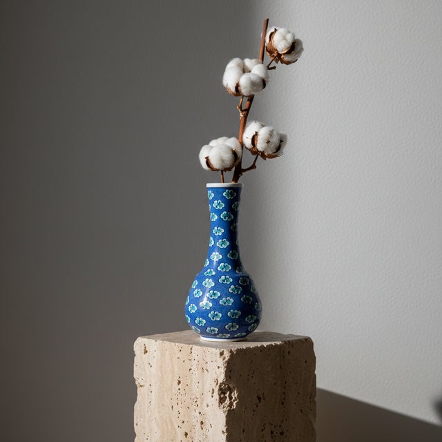2020s Handmade Ceramic Bud Vase (25cm) Deep Cobalt Blue with Floating Cloud Motifs – Elegant Bottle Neck Art Decor For Sale - Image 5 of 5
