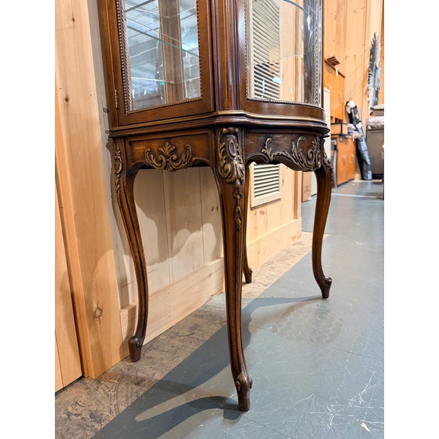 Glass Mid 20th Century Louis XV Style Glass Curio Cabinet With Cabriole Legs and Curved Silhouette For Sale - Image 7 of 8