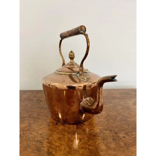 Antique George III copper kettle having a shaped handle and spout, lift off lid with original knob.