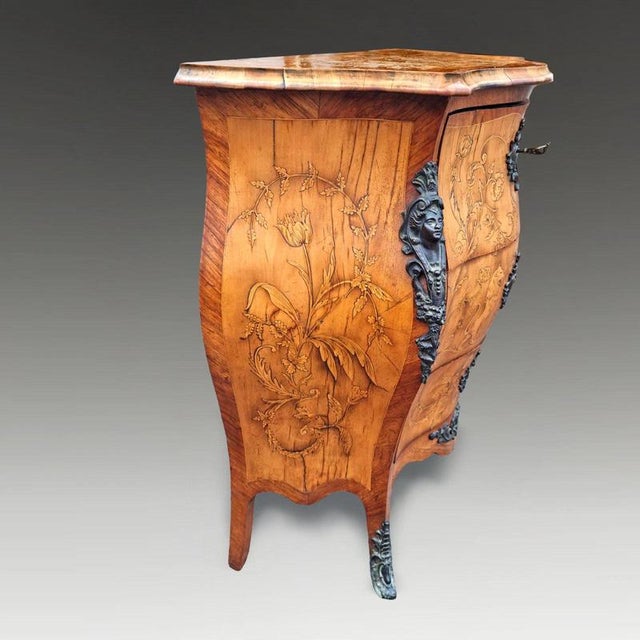 19th Century Antique Italian Venetian Walnut and Marquetry Serpentine Commode, 1800 For Sale - Image 5 of 9