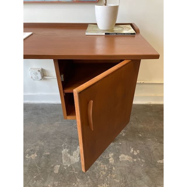 1960's Restored American Walnut Desk For Sale In Los Angeles - Image 6 of 13