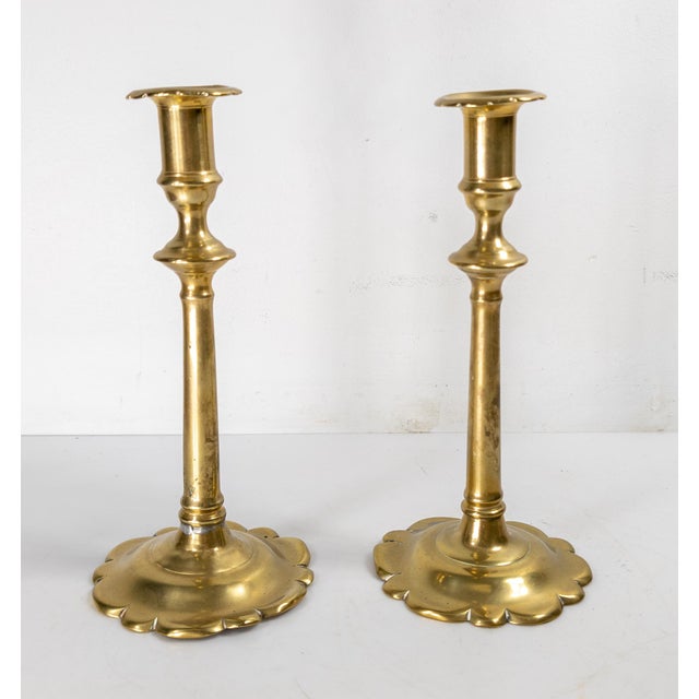 Queen Anne 18th Century Pair of English Brass Queen Anne Candlesticks With Petal Base For Sale - Image 3 of 13
