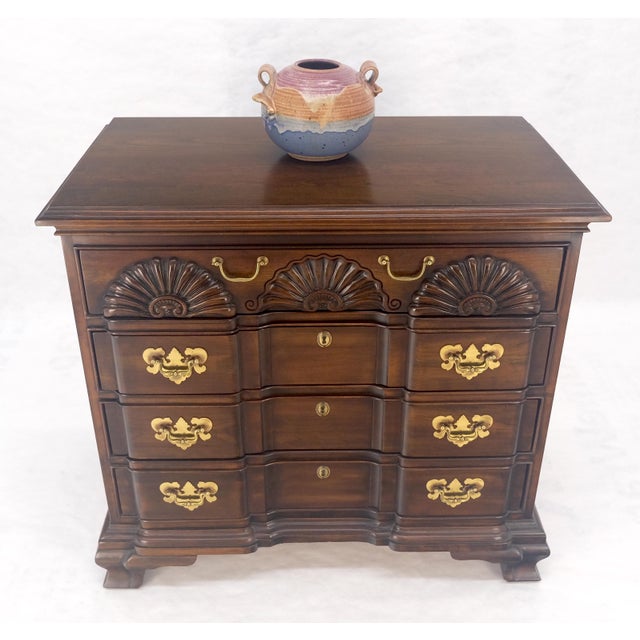 Fine Block Front Scallop Carving 4 Drawers Bachelor Chest Dresser MINT For Sale - Image 11 of 12