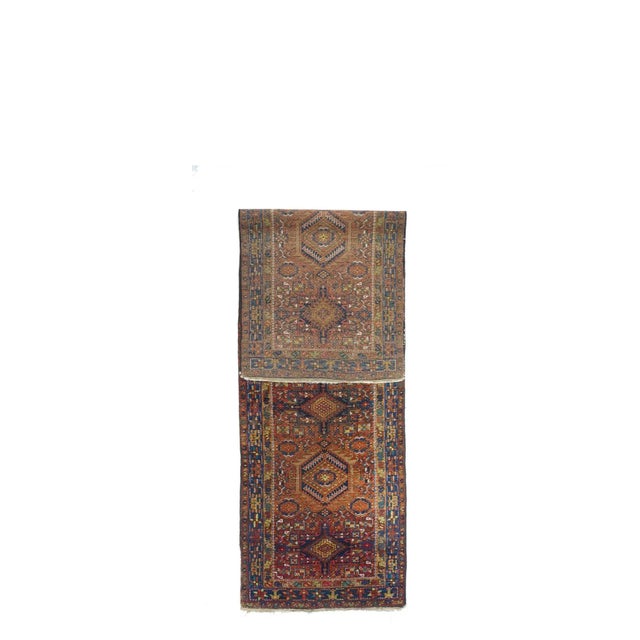 The warm tomato field shows a run of seven disjoint characteristic medallions alternating in octogramme and hooked hexagon...