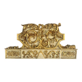 Italian Baroque Carved Giltwood Overdoor Crest - 18th Century For Sale