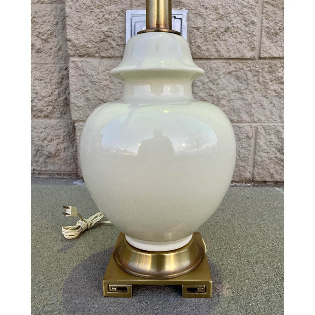 Mid 20th Century Hollywood Regency Porcelain Ginger Jar Lamp Greek Key Solid Brass Base For Sale - Image 5 of 13