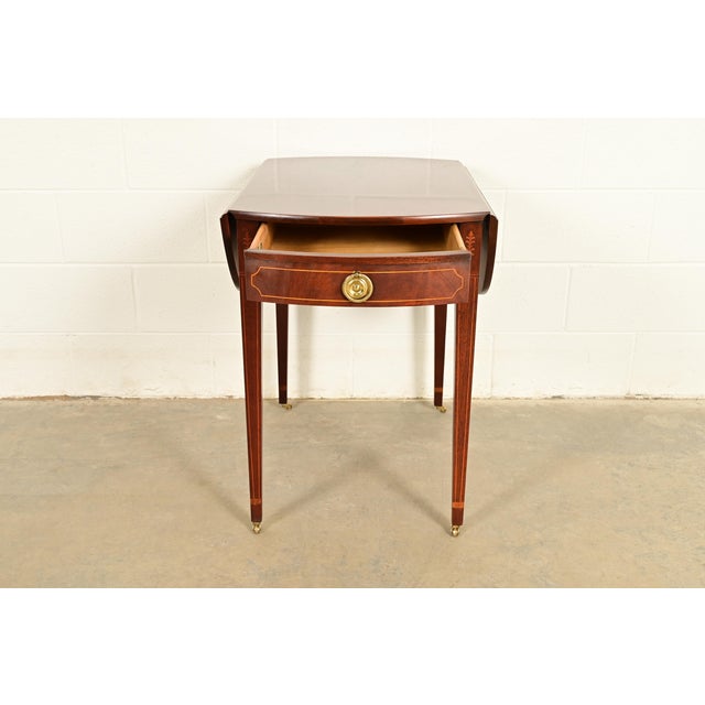 Late 20th Century Baker Furniture Historic Charleston Georgian Inlaid Flame Mahogany Drop Leaf Pembroke Side Table For Sale - Image 5 of 17