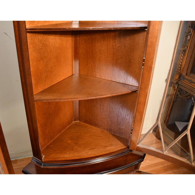 1950s Georgian Style Mahogany Inlaid Pair of Corner Display Cabinets 2 Keys For Sale - Image 10 of 17