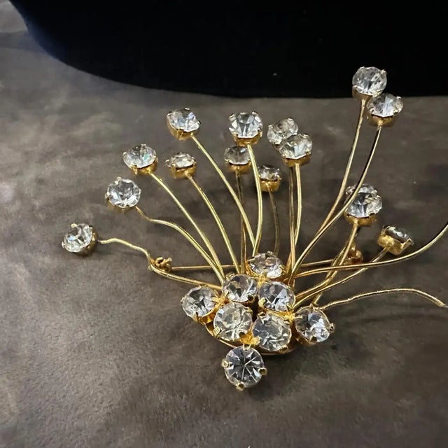 Italian 1970s Dazzling Costume Jewelry Floral Italian Brooch by 6 Donna For Sale - Image 3 of 11