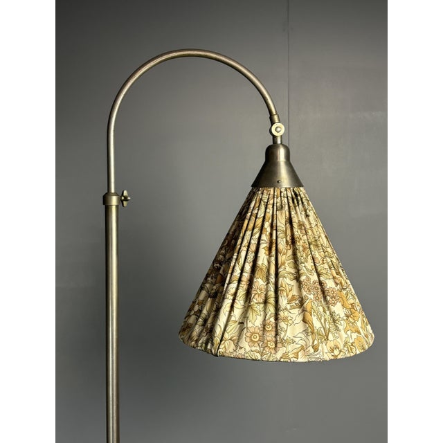 Documented early-production Giso floor lamp, model 451, designed by Dutch modernist Willem Hendrik Gispen. Circa 1929....