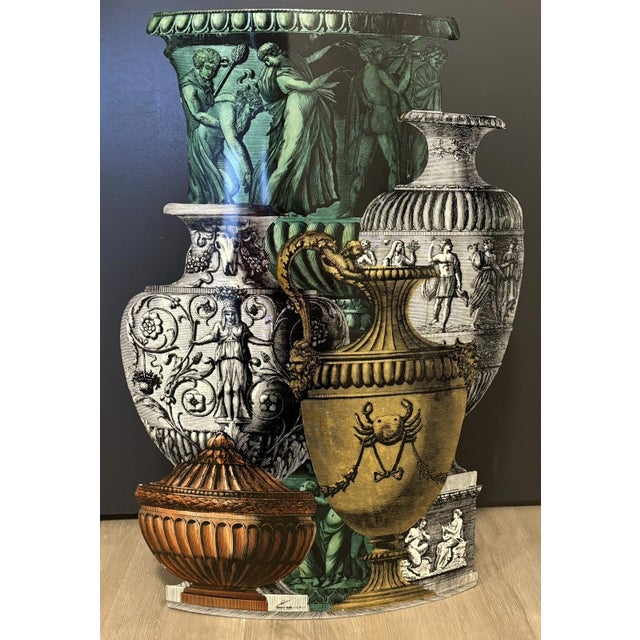 A true example of artistic virtuosity, the trompe l'oeil decoration transforms this hand-silkscreened and lacquered metal...