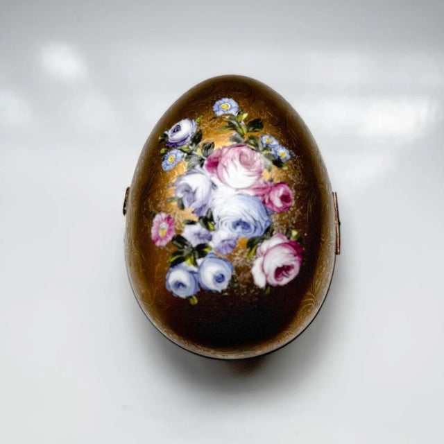 This exquisite large porcelain egg trinket box by Limoges, France, is a true collector’s treasure. Lavishly hand painted...