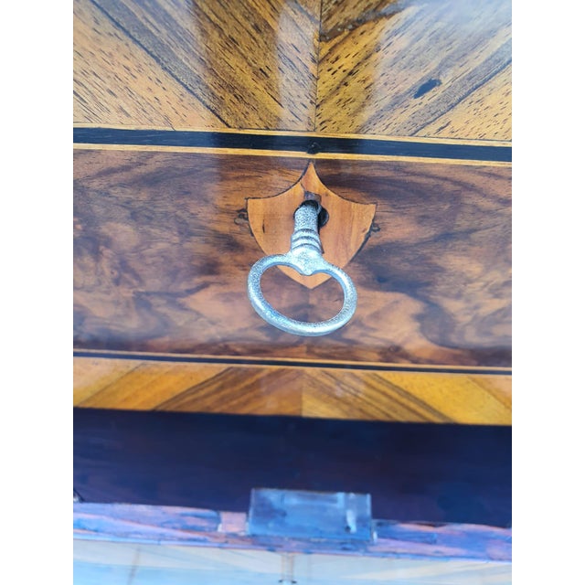 Louis Seiz Commode in Inlaid Walnut, 1790 For Sale - Image 9 of 12