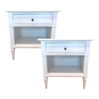 Pair of American of Martinsville White Lacquer Single-Drawer Nightstands For Sale