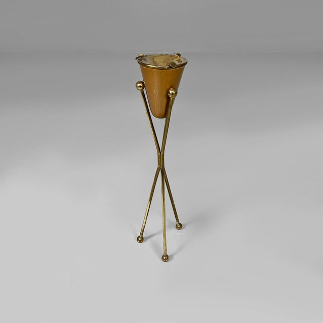 Italian mid-century modern floor-standing ashtray in brass, 1950s Floor-standing ashtray in brass and metal with a three-...