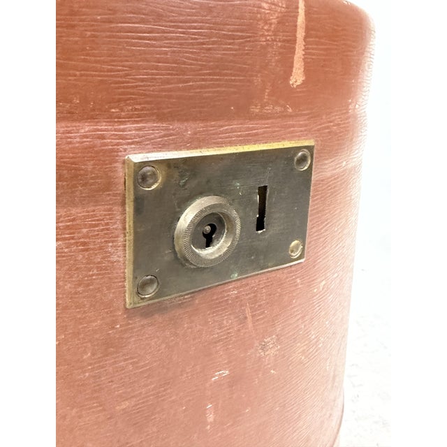 Brown Antique Hat Box in Lined Cardboard and Leather, 1890s For Sale - Image 8 of 17