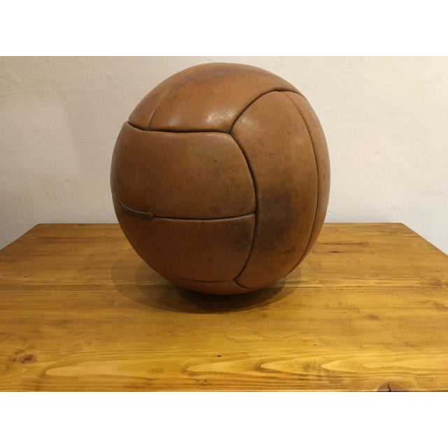 - Vintage Czech medicine ball - From the 30s - Cleaned and leather-treated - Weight: 3kg