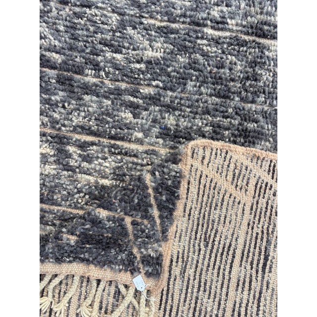 Charcoal Handwoven Beni Ouarain Rug – Charcoal Gray Moroccan Wool Rug – Luxury Berber Carpet – Contemporary Minimalist Design For Sale - Image 8 of 9