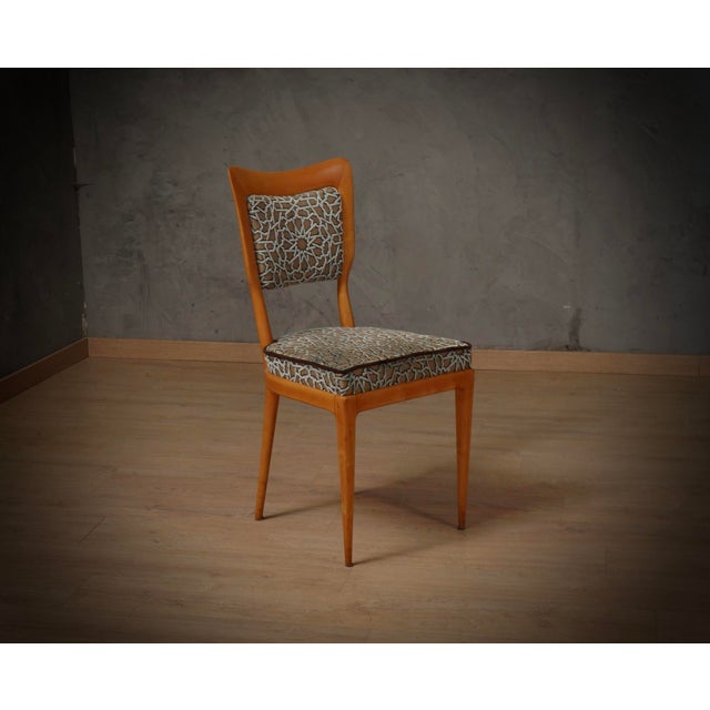 Set with eight chairs in beautiful 1950 Design, with straight legs and very shaped backrest. Originality and style for...